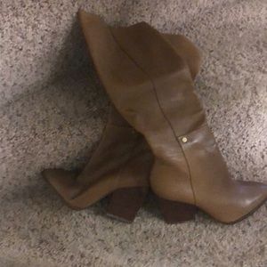 Brown leather boot with gold zipper